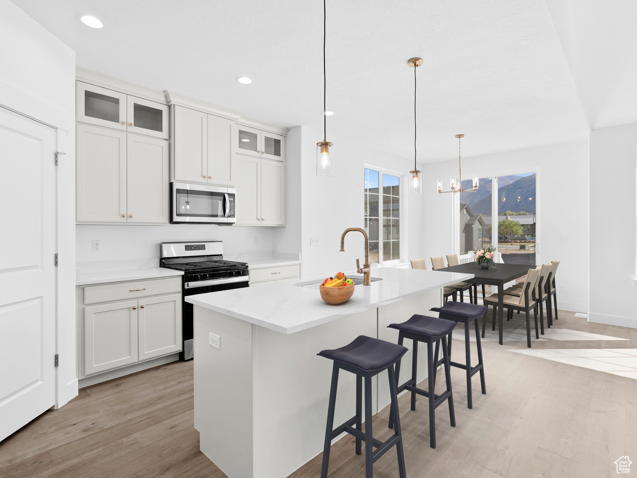 BROAD HOLLOW - Residential