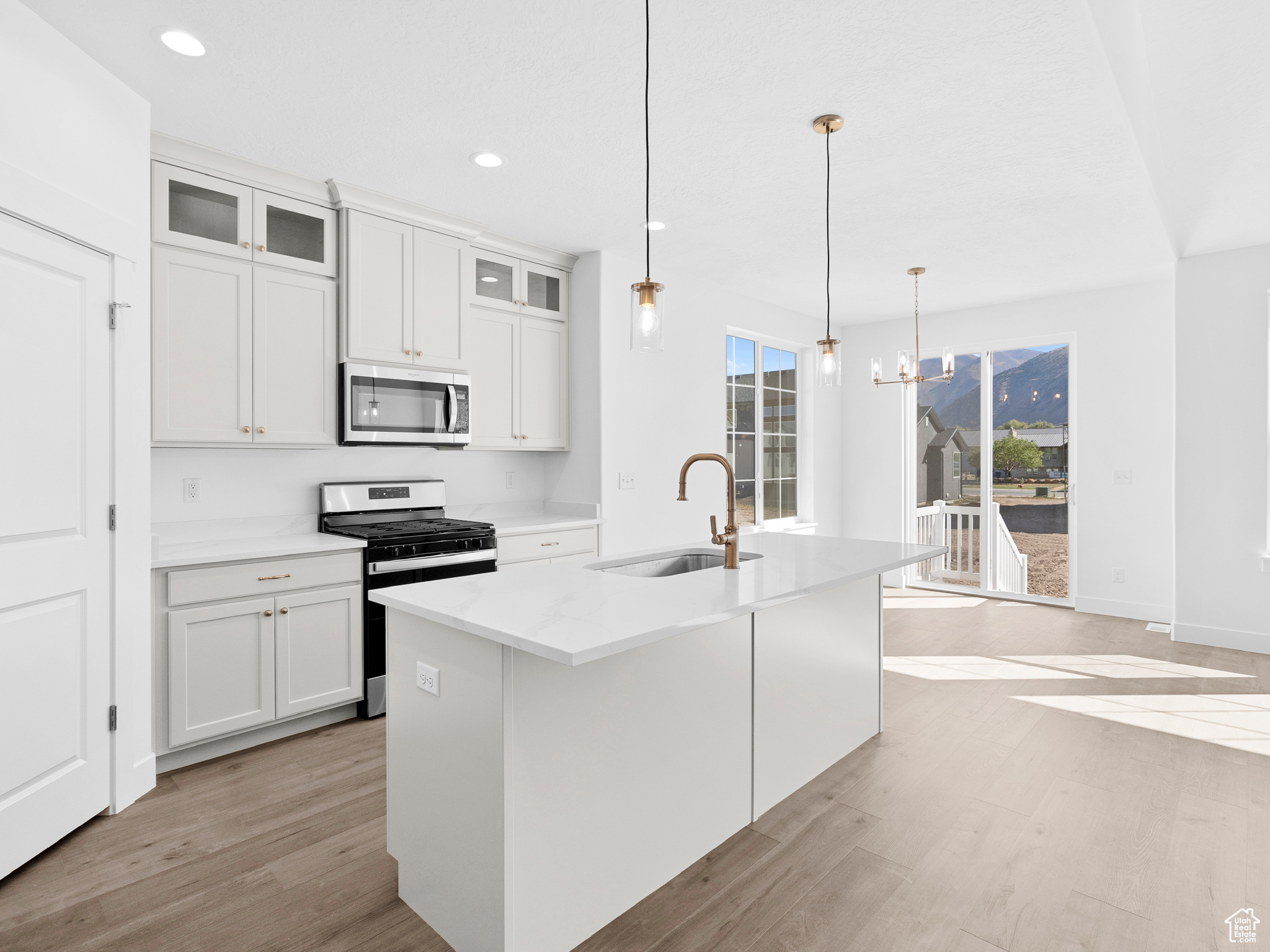 BROAD HOLLOW - Residential