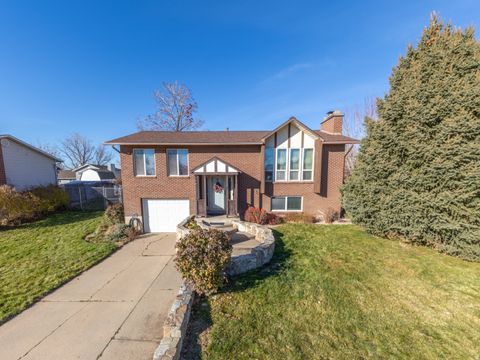 Photo of 75 E MONTICELLO DR S, Kaysville, UT 84037 (MLS # 2127387)