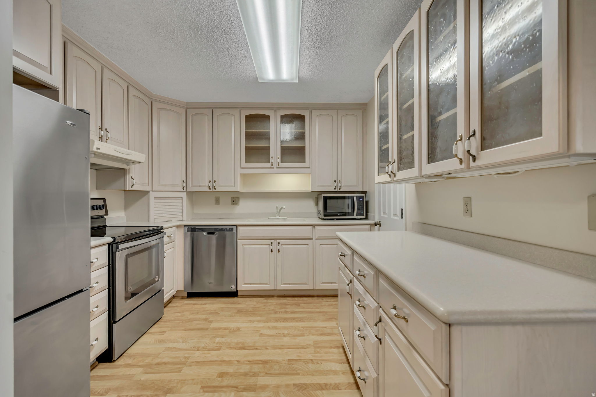 CANYON ROAD TOWERS - Residential