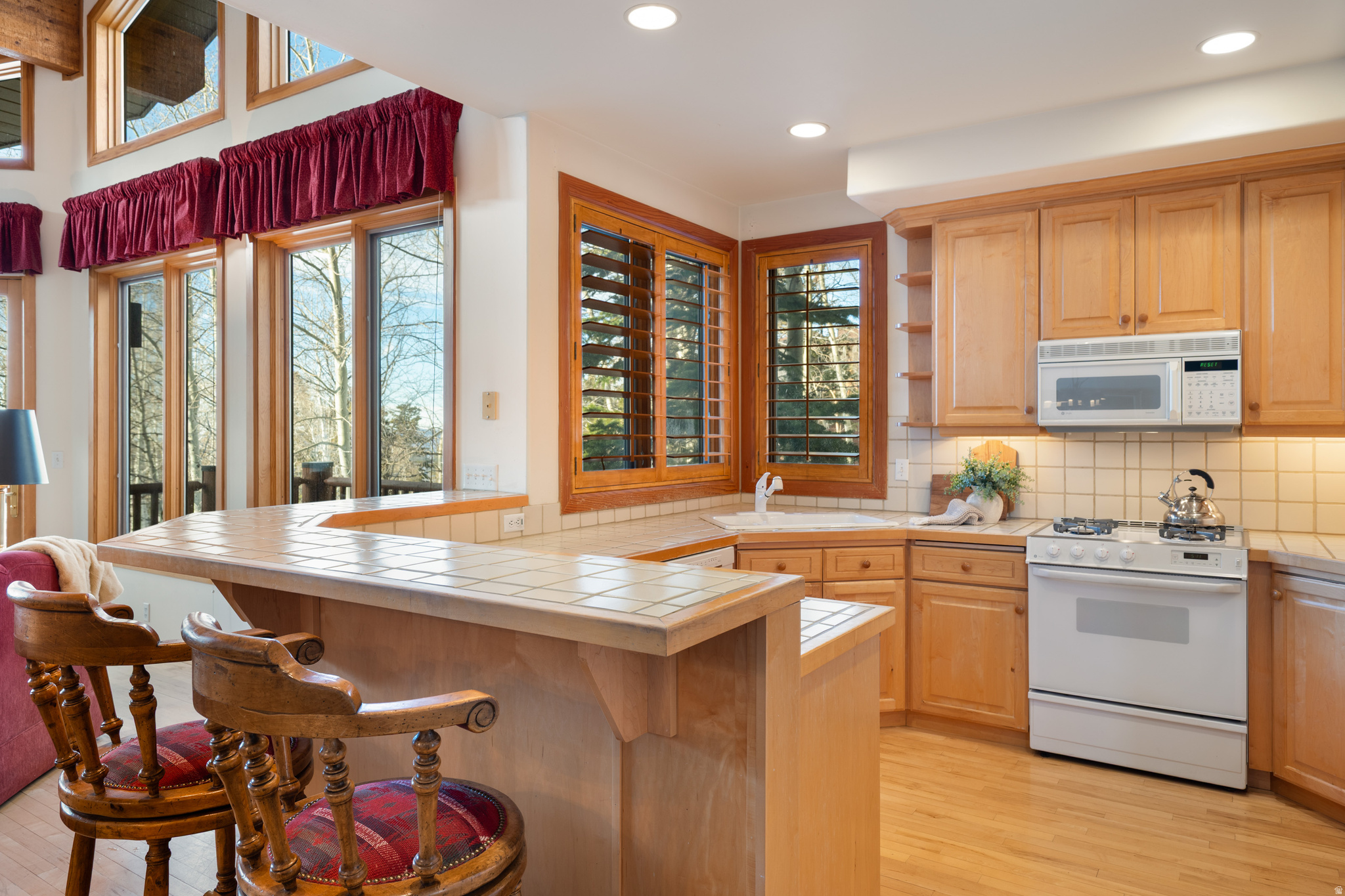 DOUBLE EAGLE AT SILVER LAKE - Residential