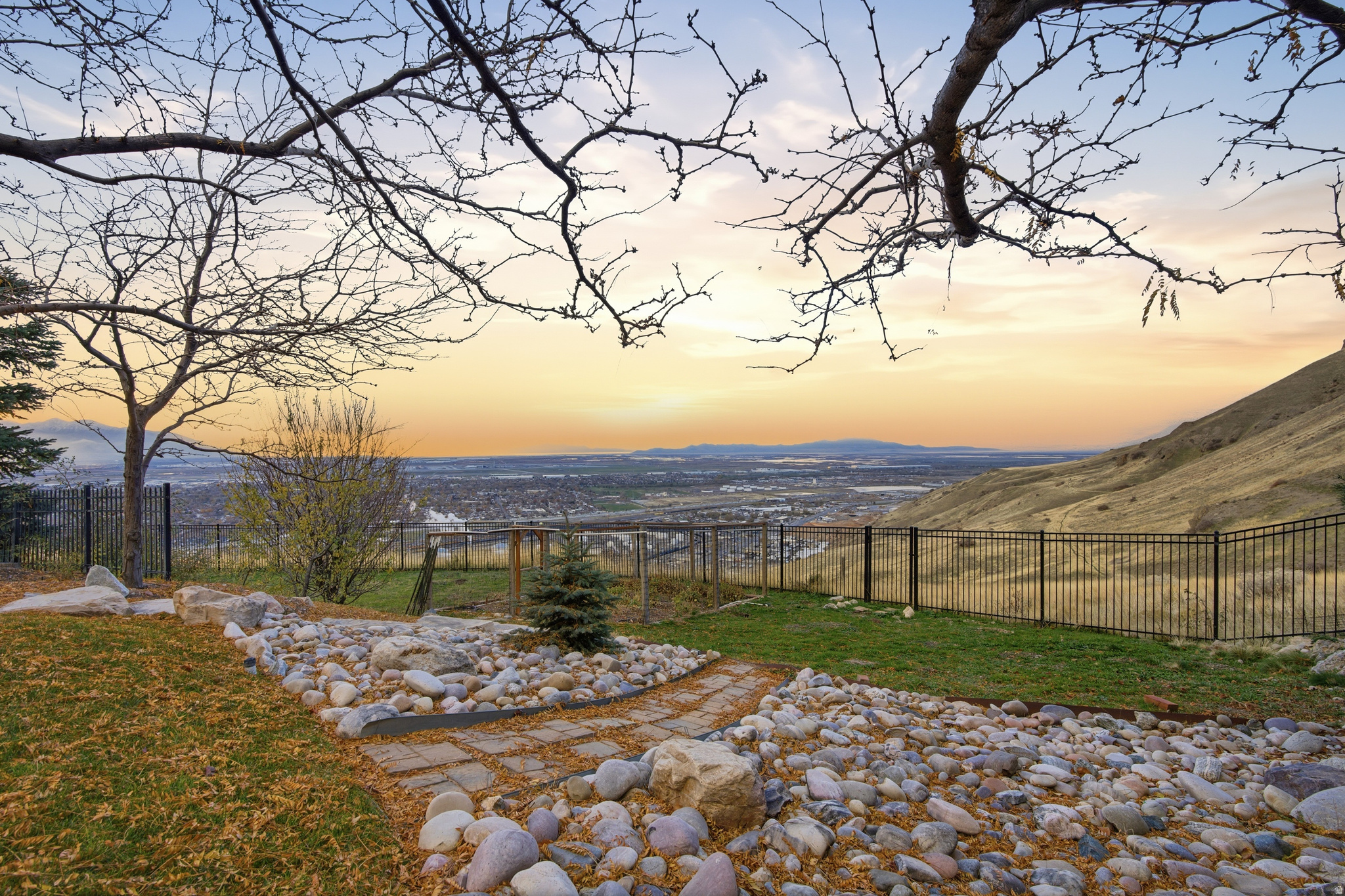 DORCHESTER POINTE - Residential