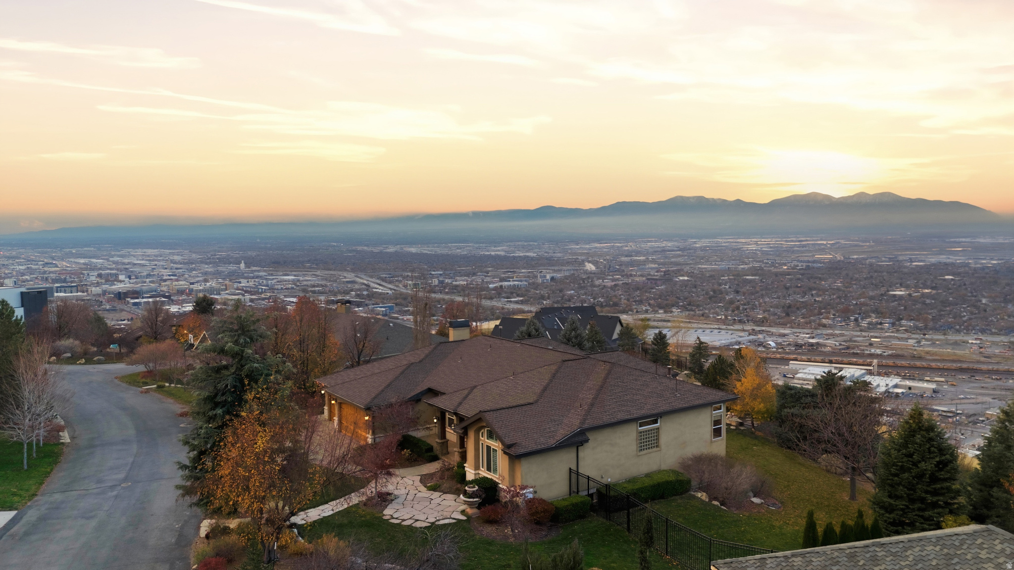 DORCHESTER POINTE - Residential