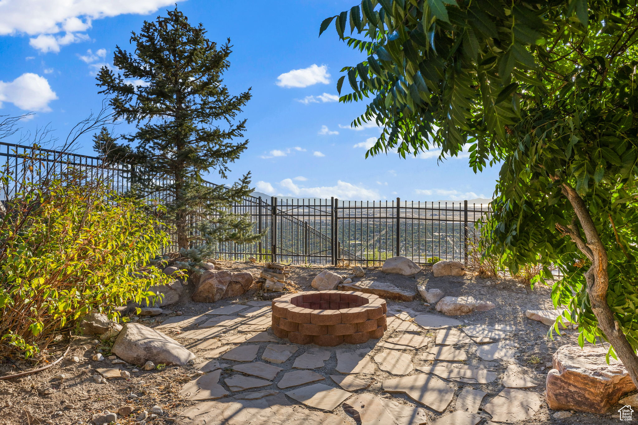 DORCHESTER POINTE - Residential