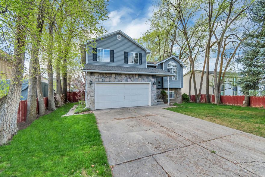 Welcome to this beautiful home ideally located just minutes from shopping, dining, and easy freeway access, perfect for both convenience and comfort. Boasting great curb appeal, this property features a private, secluded backyard complete with a spacious deck and a storage shed, ideal for relaxing or entertaining. Inside, you'll find a generously sized master bedroom with an attached bathroom, offering a peaceful retreat. The home also presents an excellent opportunity to add value with unfinished space in the basement, ready for an additional bedroom and bathroom to suit your needs. This is a fantastic chance to own a well located home with both charm and potential! VACANT AND EASY TO SHOW!