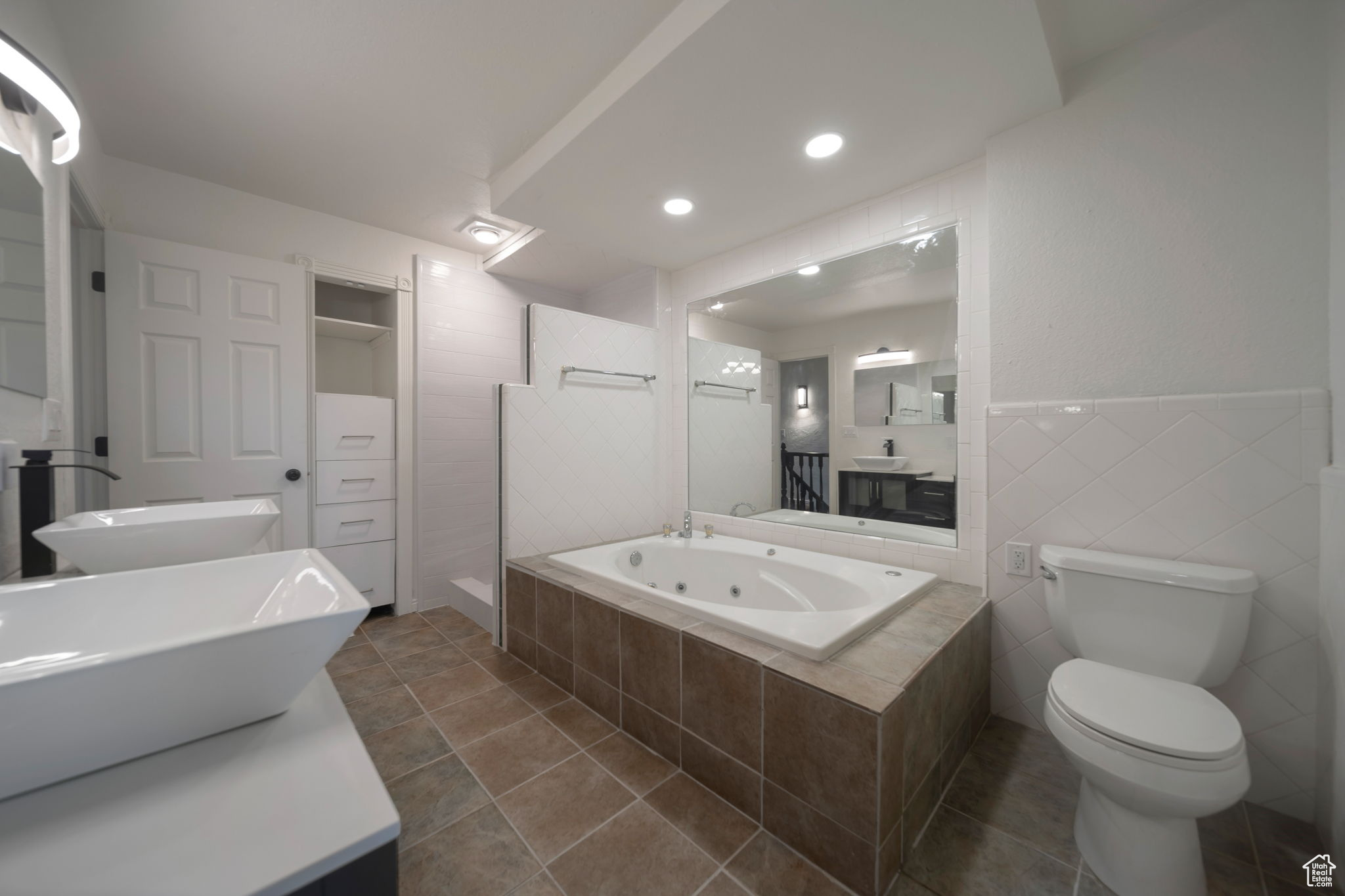 APPLEGATE CONDM - Residential