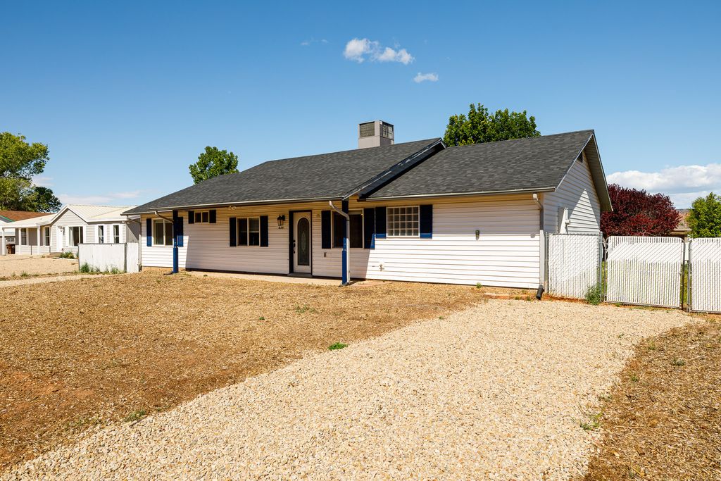 Photo of 624 S HILLSIDE DR, Kanab, UT 84741 (MLS # 2155401)