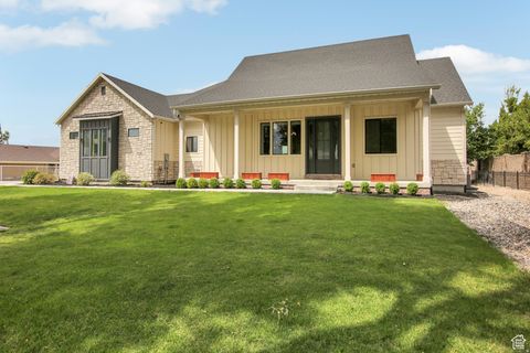 Photo of 724 W MAPLE DRIFT LN, Draper, UT 84020 (MLS # 2143040)