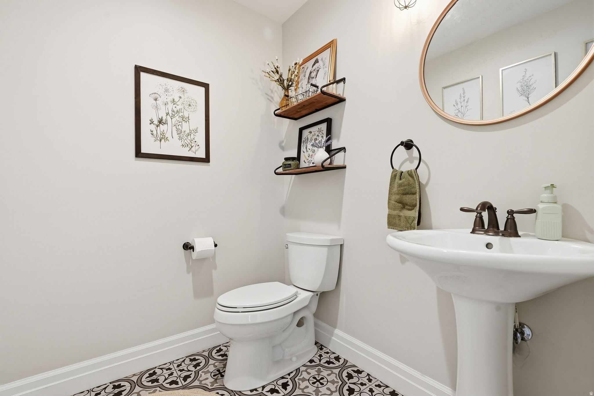 Main image without alt text