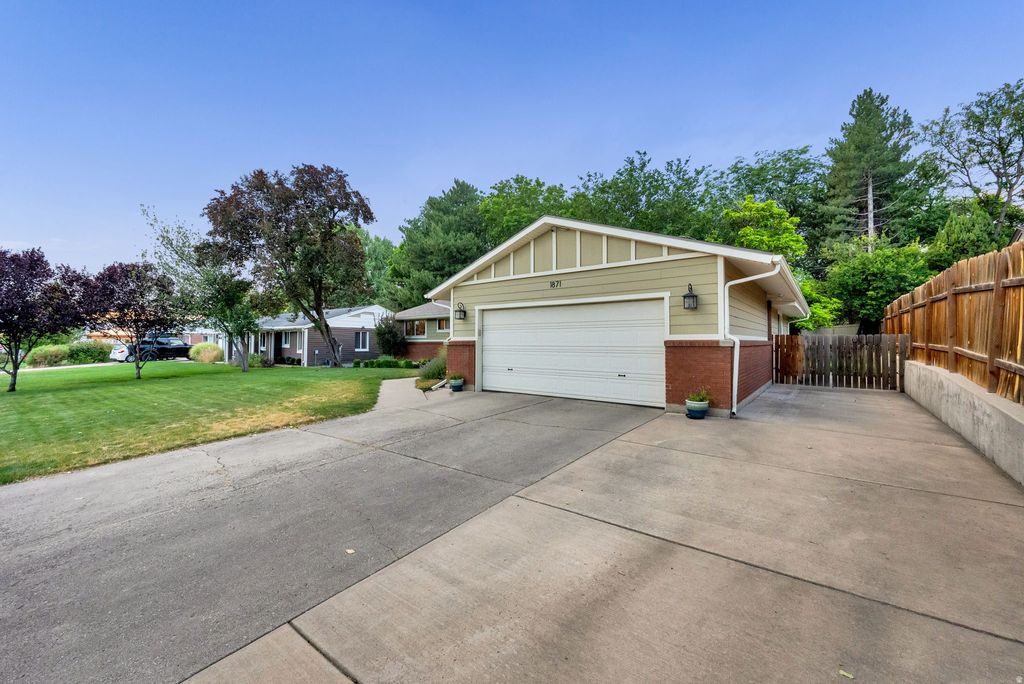 Photo of 1871 E 4675 S, Holladay, UT 84117 (MLS # 2170243)