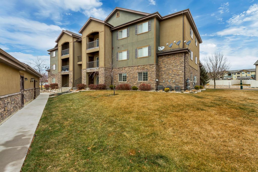 Photo of 203 E JORDAN RIDGE BLVD N #204, Saratoga Springs, UT 84045 (MLS # 2136513)