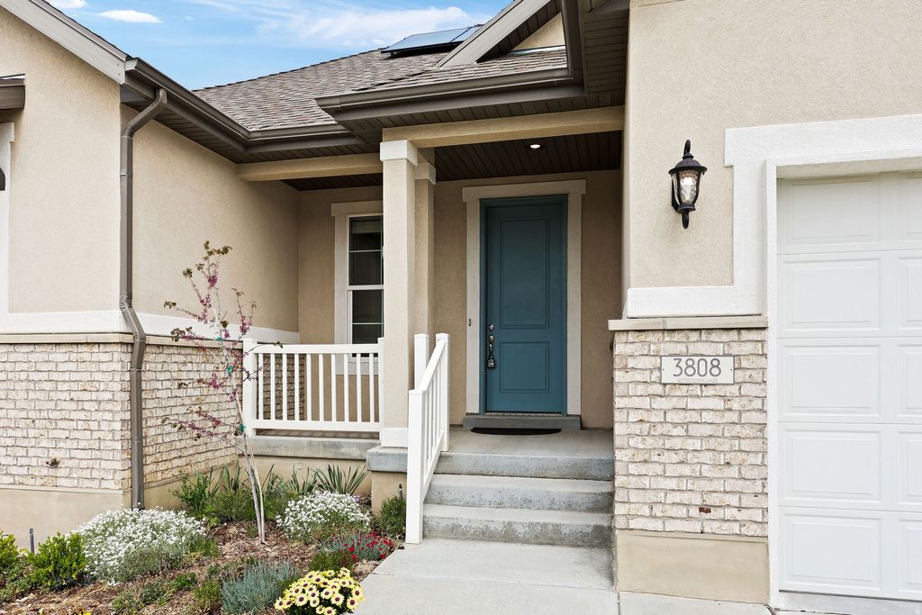 Photo of 3808 W HOODED CRANE LN, Clinton, UT 84015 (MLS # 2152630)