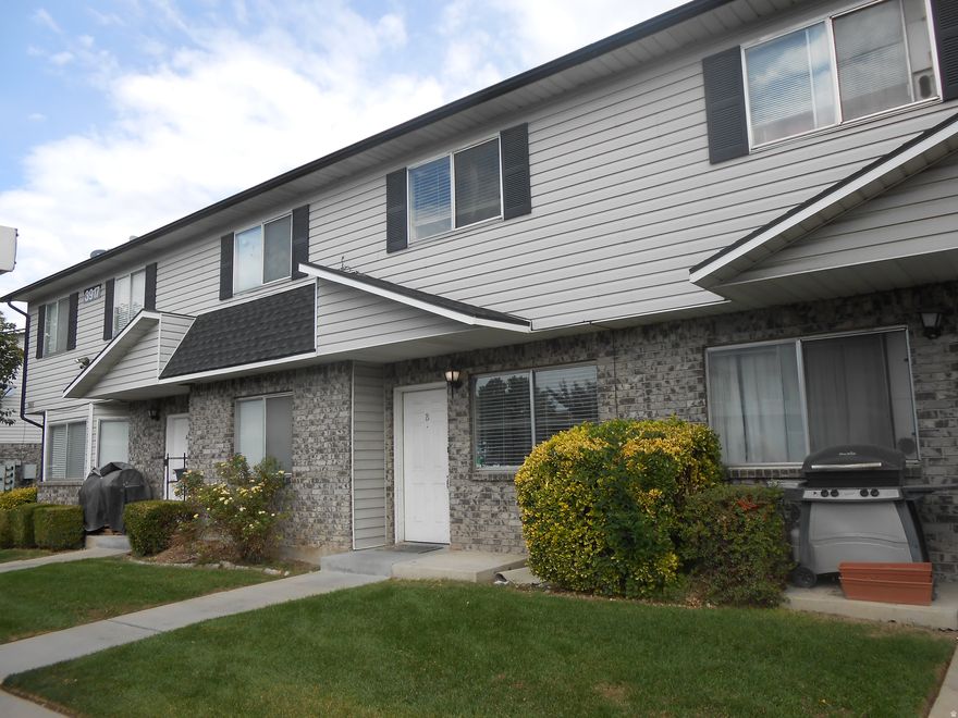 Updated townhouse, fresh new paint, white quartz kitchen countertop, 2 master bedrooms, on main floor and upstairs, extra parking spaces, sq ft per county tax record, agent and buyer to verify.