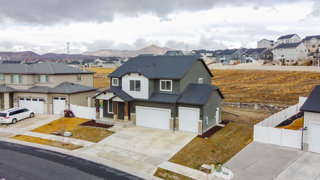 Photo of 8416 N SUN CREST DR, Eagle Mountain, UT 84005 (MLS # 2141476)