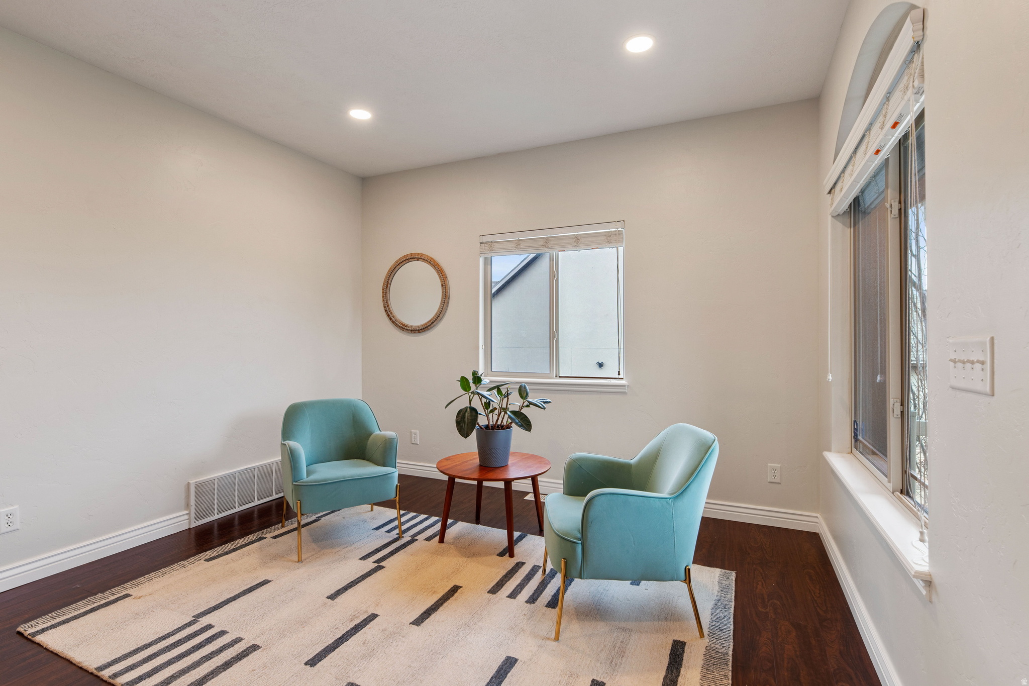 THE BENCHES - Residential