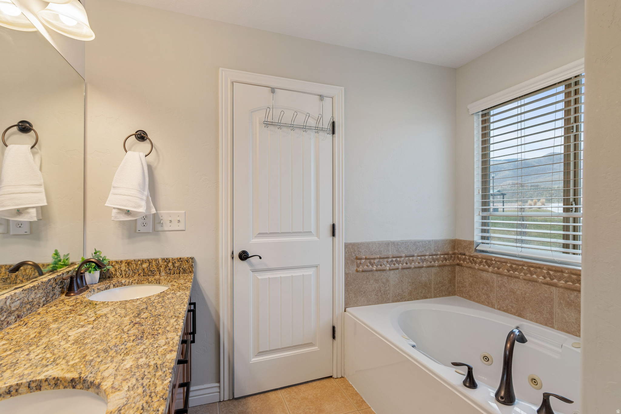 THE BENCHES - Residential