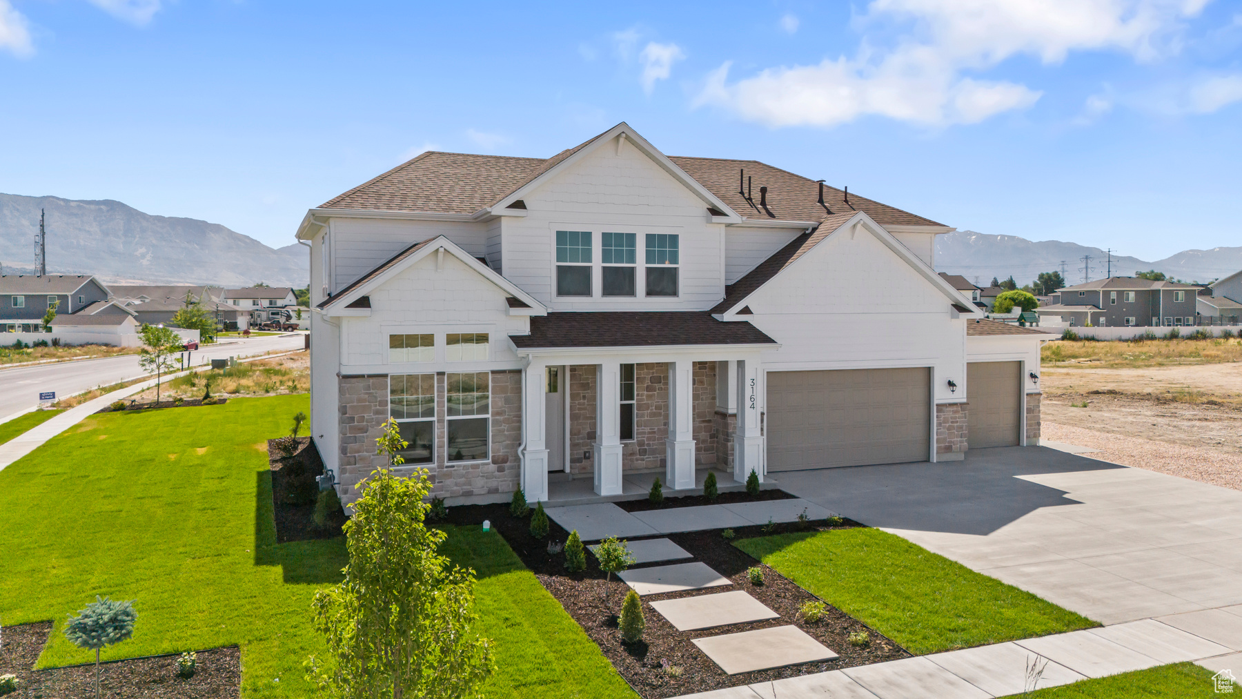 ***HART SUBDIVISION***LOTS OF UPGRADES! CRAFTSMAN EXTERIOR! 9' MAIN FLOOR CEILINGS! KITCHEN: WHITE PAINTED CABINETS W/ STAINED ISLAND*QUARTZ COUNTERTOPS*TILE BACKSPLASH*GAS STAINLESS STEEL RANGE* PENDANT LIGHTS! PRIMARY BATH: SEPERATE TUB & SHOWER W/ TILE SURROUND*DOUBLE SINKS! ALL BATHS: WHITE CABINETS*TILE FLOORS! *ALL BEDROOMS W/ WALK IN CLOSETS*GREAT ROOM: LAMINATE FLOORS THROUGHOUT*GOLD & BLACK LIGHTS & HARDWARE*CEILING FAN! DISCS LIGHTS THROUGHOUT*UPGRADED CARPET! A MUST SEE!