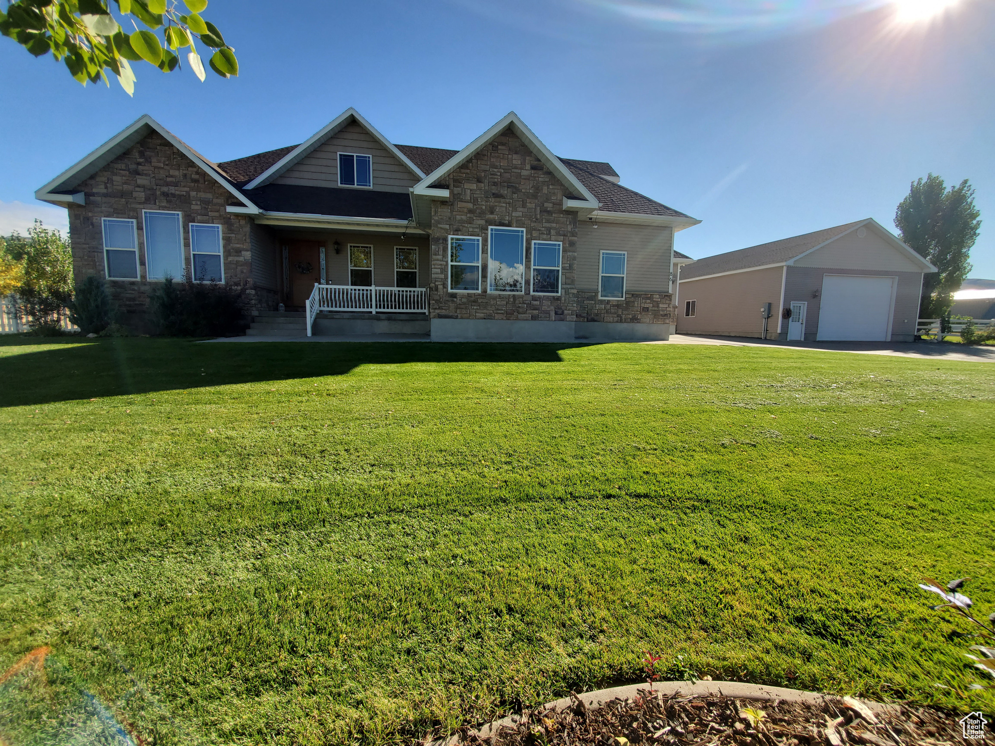 Main image without alt text