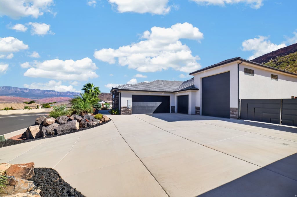 Photo of 2765 S 3200 W, Hurricane, UT 84737 (MLS # 2184058)