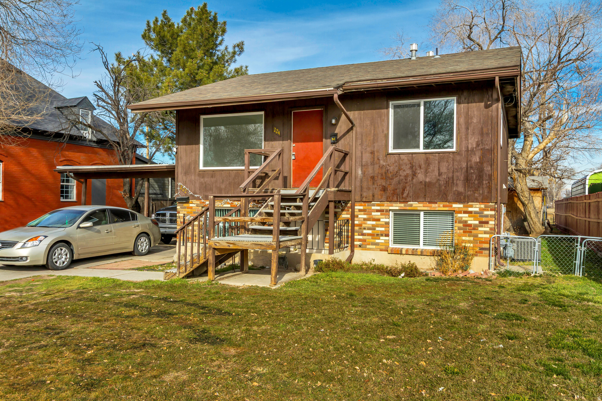 Main image without alt text