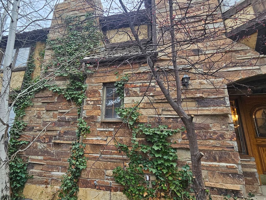 Photo of 8085 S MOUNTAIN OAKS CIR, Cottonwood Heights, UT 84121 (MLS # 2137023)