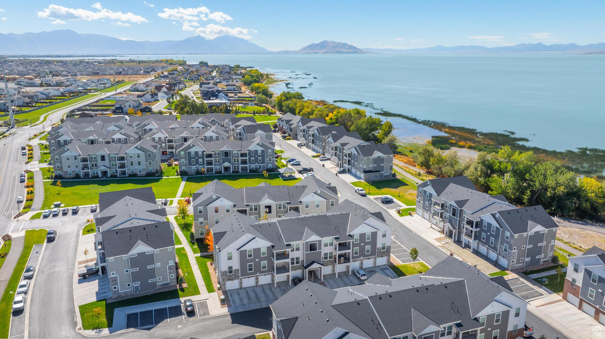 LAKE FRONT - Residential