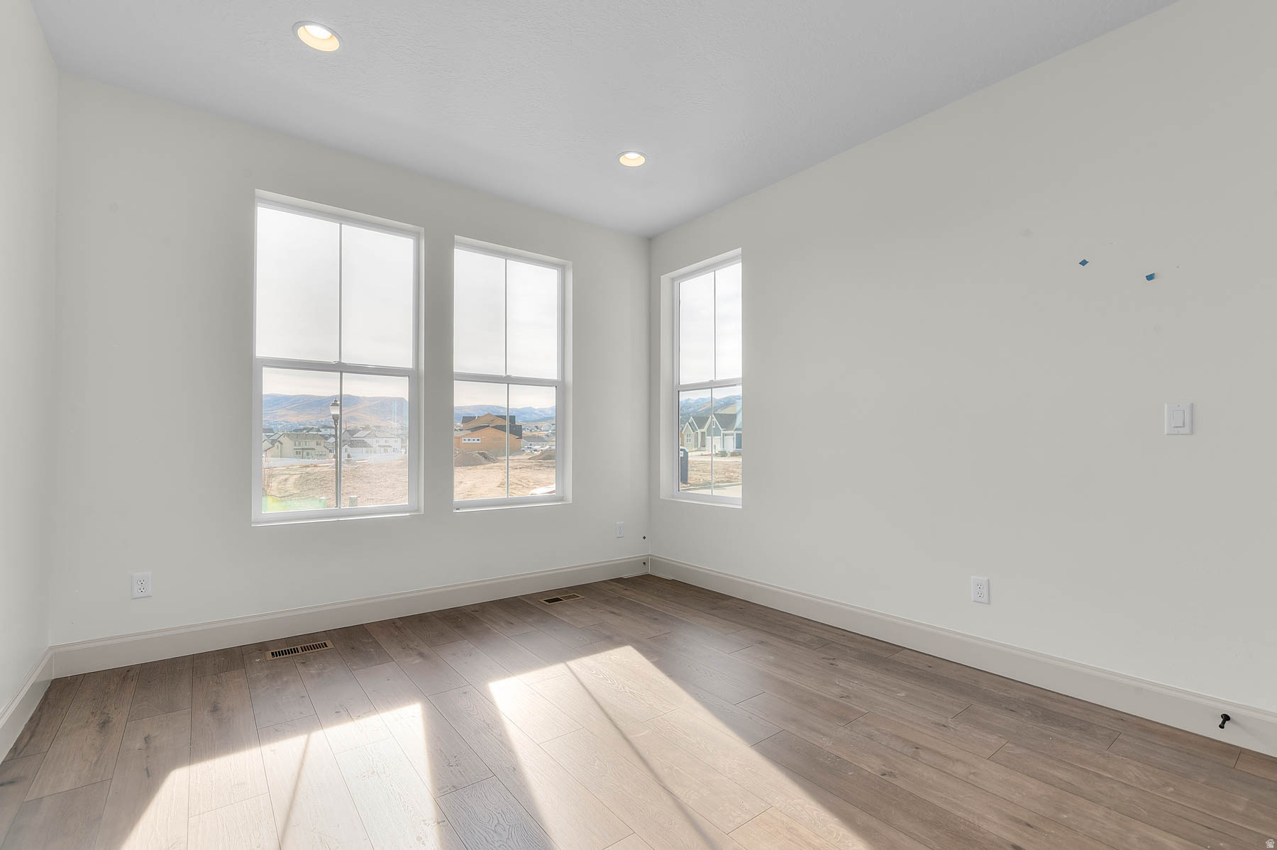 HIDDEN OAKS SIGNATURE 639 - Residential