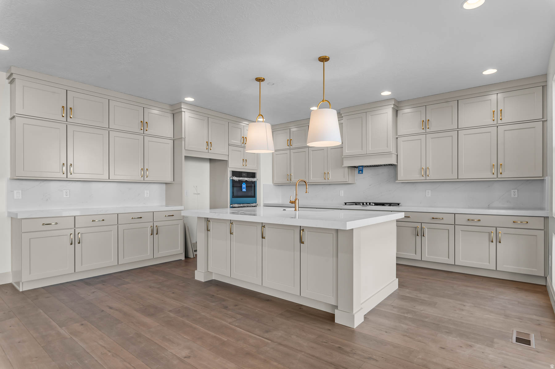 HIDDEN OAKS SIGNATURE 639 - Residential