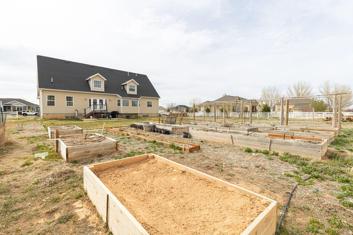 EQUESTRIAN POINTE - Residential