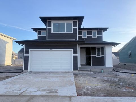 Photo of 2014 E SWALLOW DR #4057, Eagle Mountain, UT 84005 (MLS # 2124423)