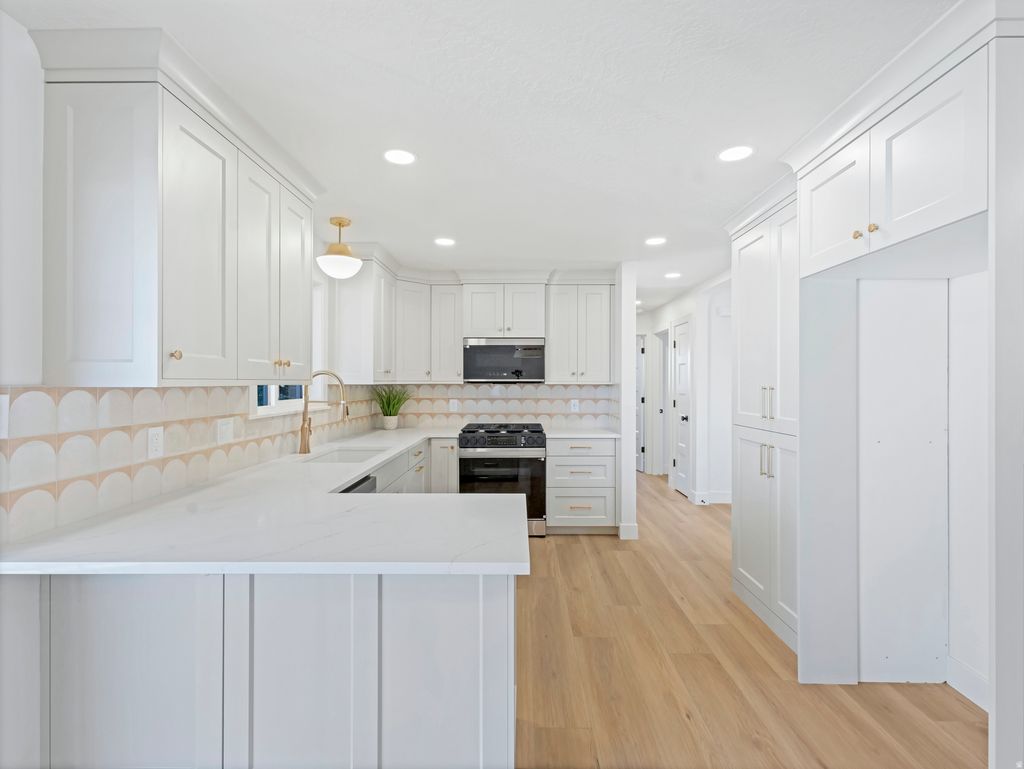 Photo of 2095 E ROLLING KNOLLS WAY S, Salt Lake City, UT 84121 (MLS # 2134292)