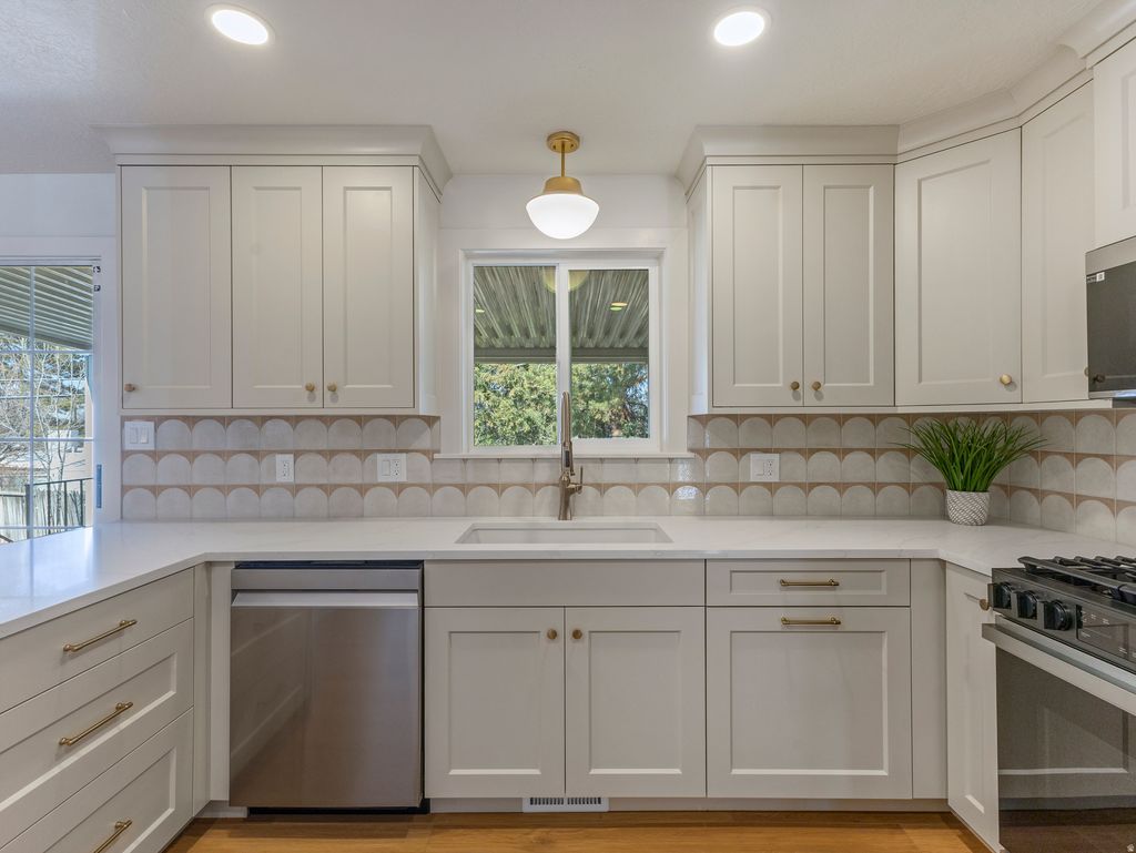 Photo of 2095 E ROLLING KNOLLS WAY S, Salt Lake City, UT 84121 (MLS # 2134292)