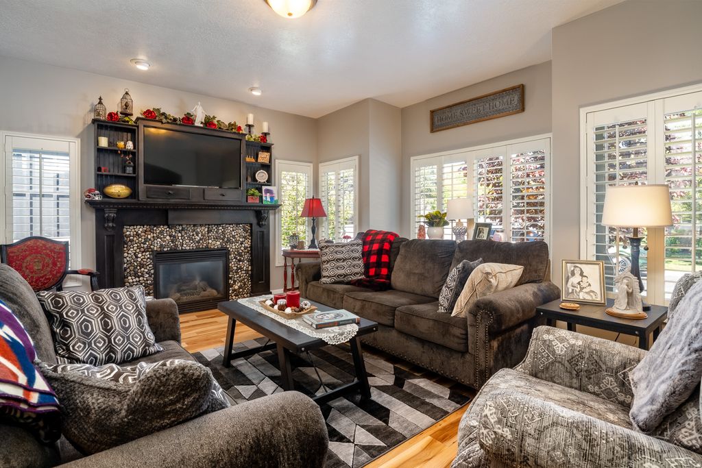 Photo of 652 S CLEARWATER FALLS DR, Layton, UT 84041 (MLS # 2156334)
