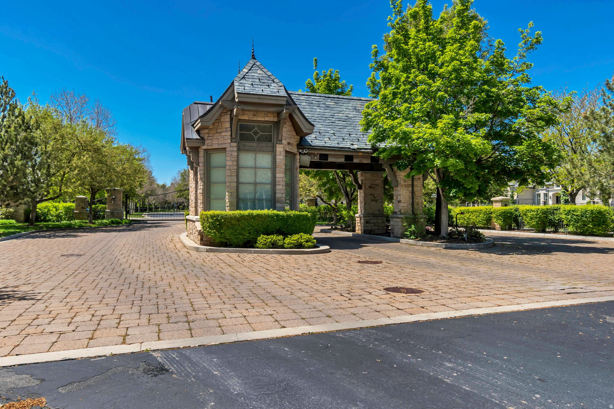 STONE GATE - Residential