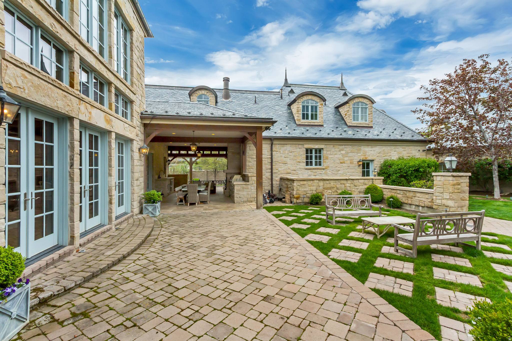 STONE GATE - Residential