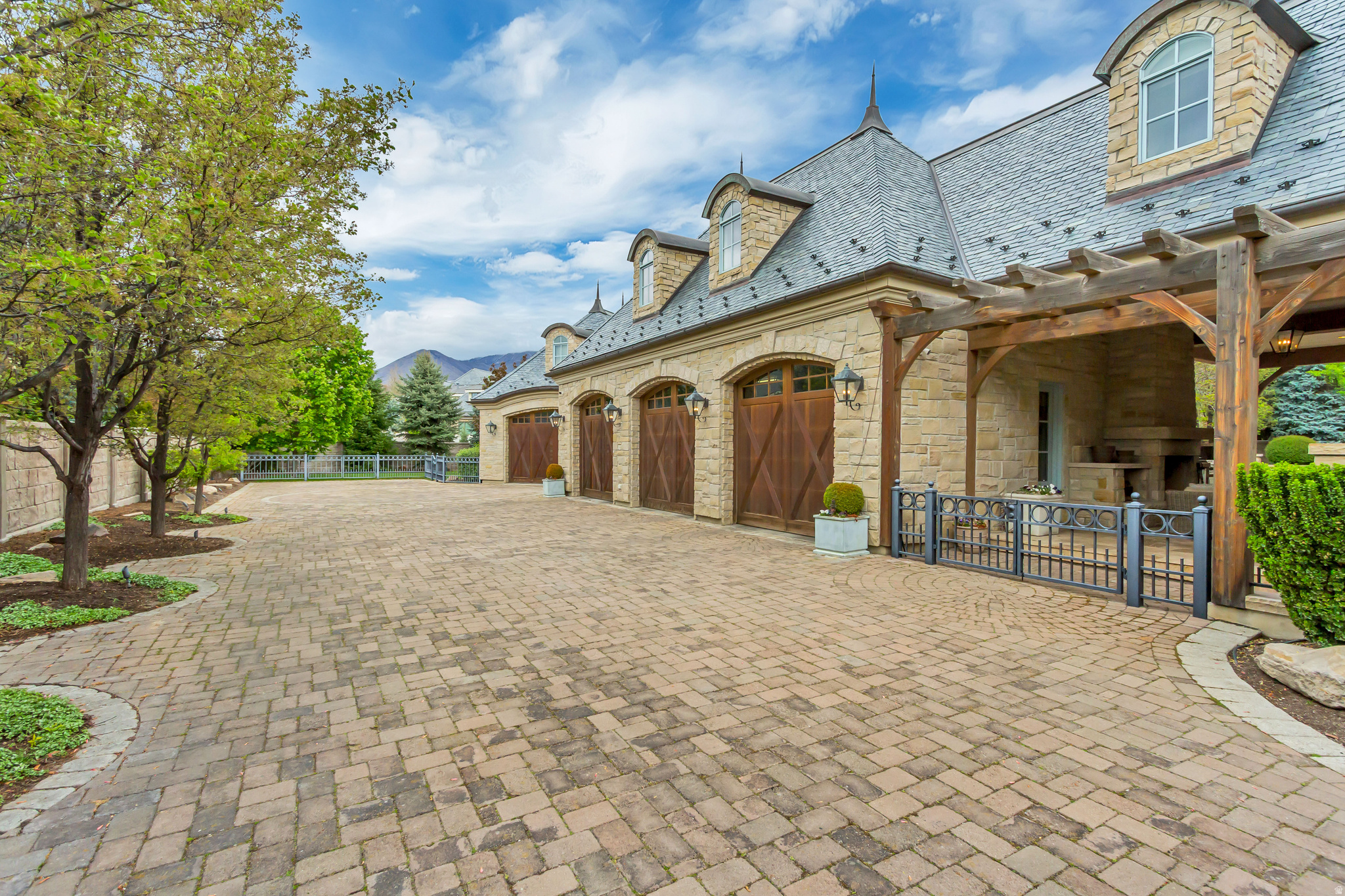 STONE GATE - Residential