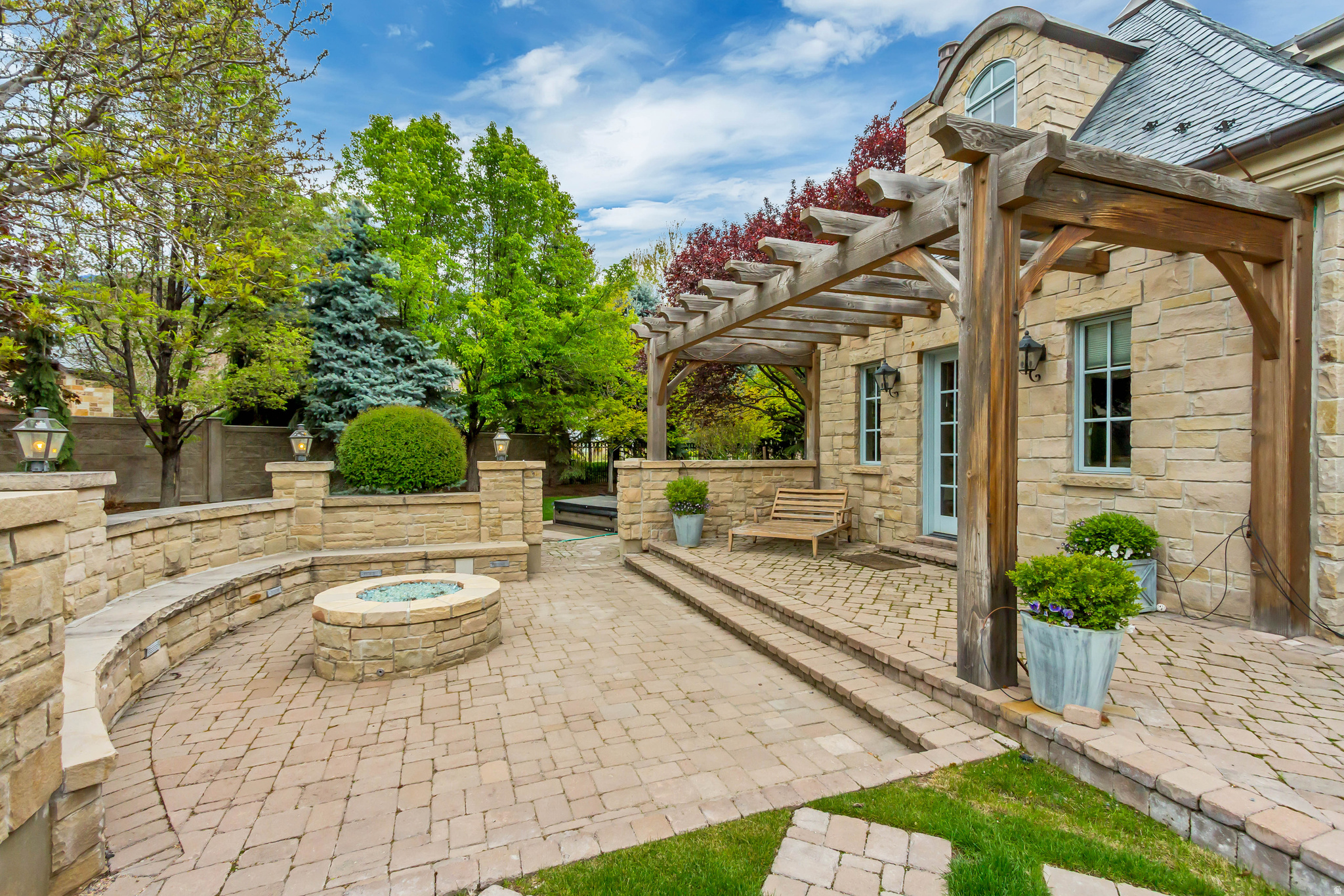 STONE GATE - Residential