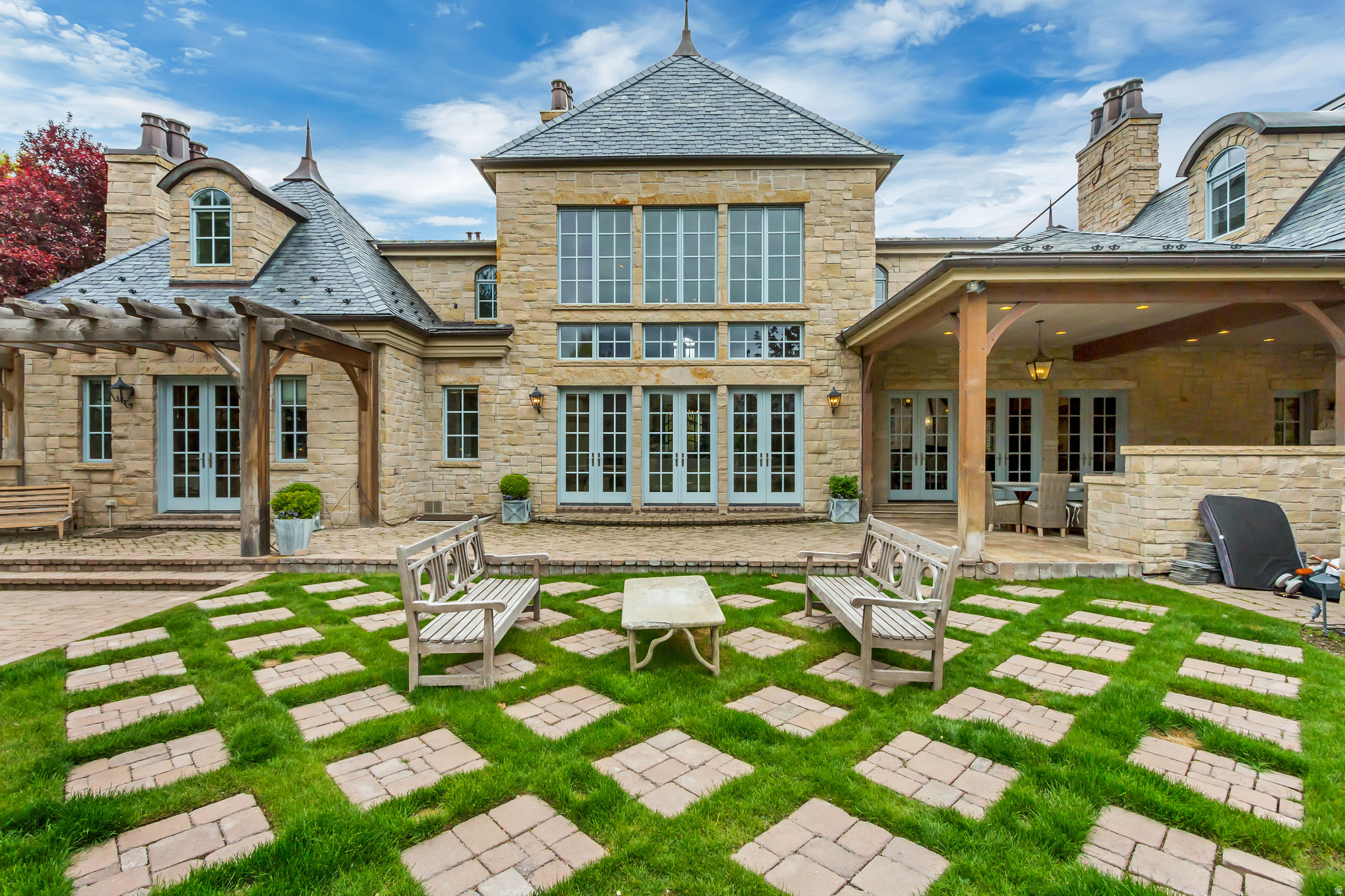 STONE GATE - Residential