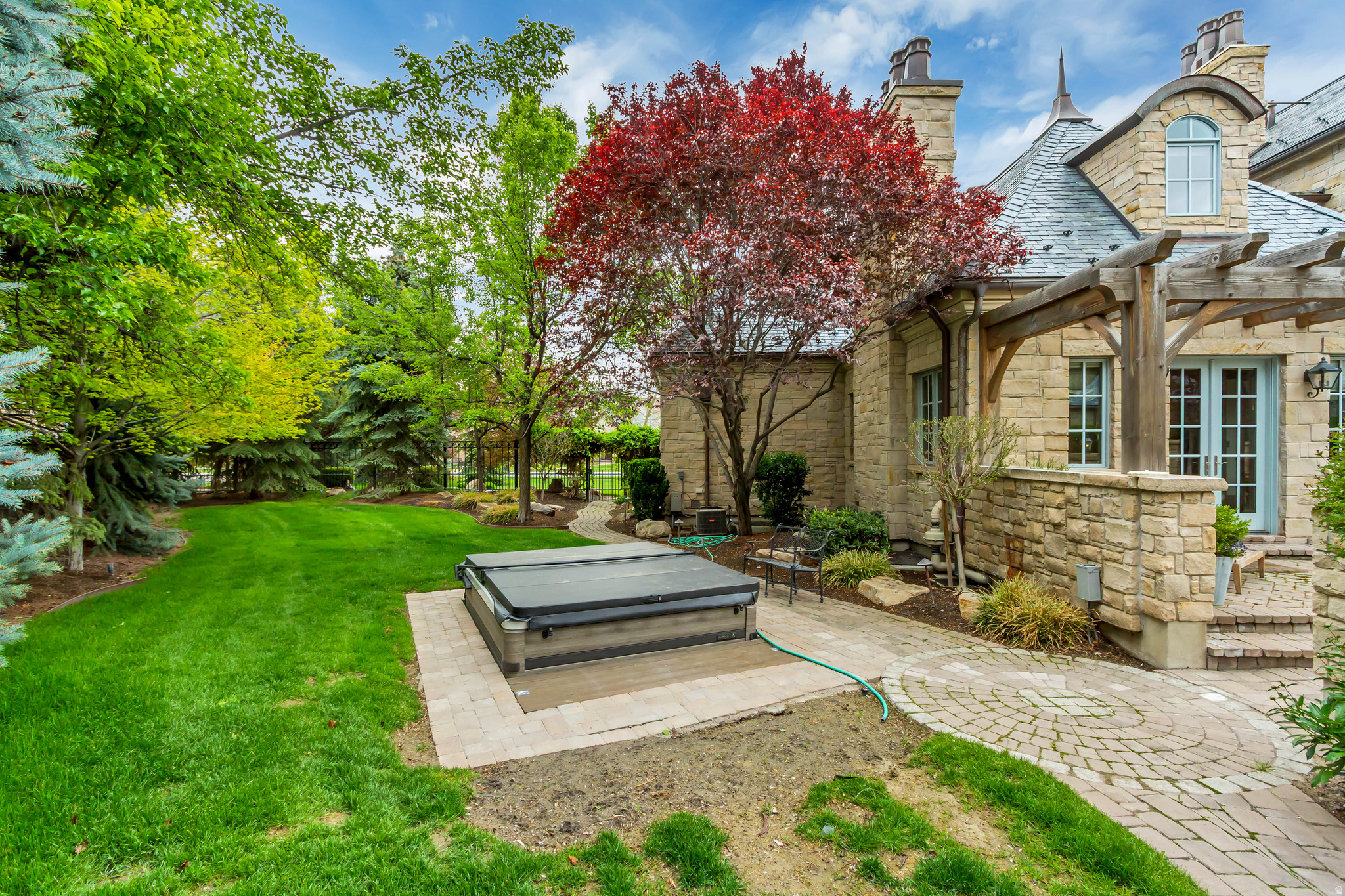 STONE GATE - Residential