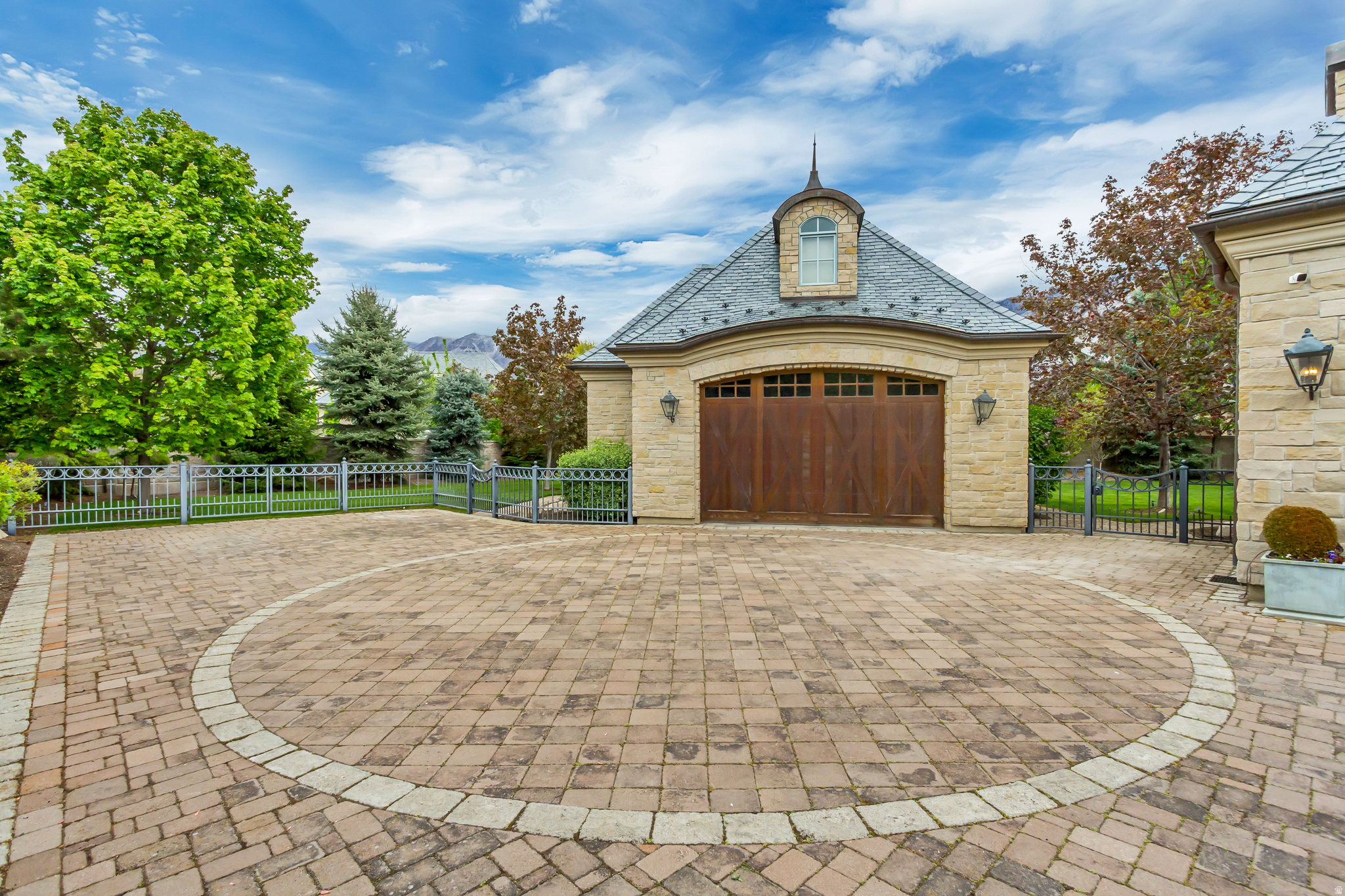 STONE GATE - Residential