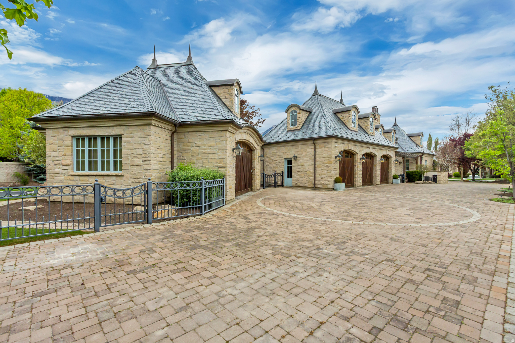 STONE GATE - Residential