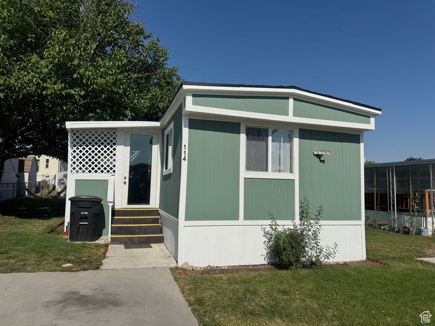 This home is MOVE IN READY and is located in the sought after community of Shadow Ridge Estates. This community is conveniently located to shopping and Bangerter and Mountain View highways. Well taken care of community filled with pride of ownership.