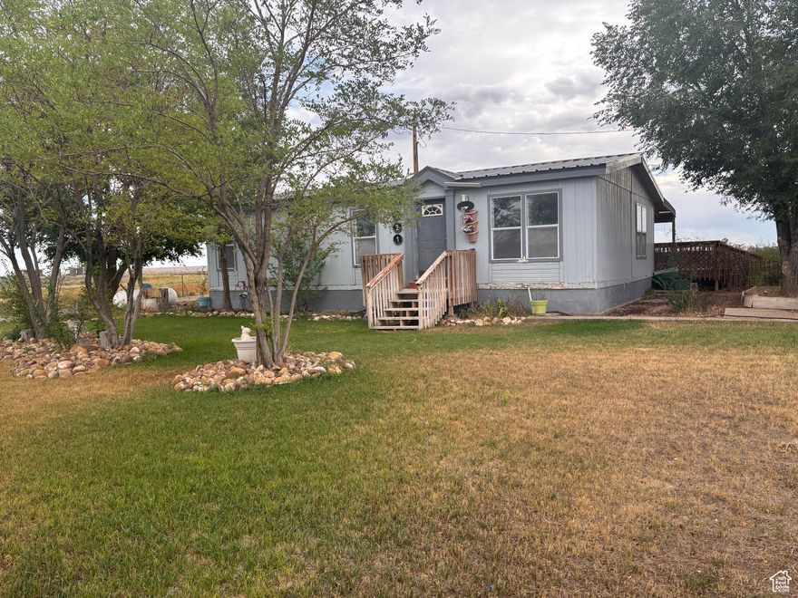 This little cute will make a fantastic rental, flip and resale or starter home. Comes with an enormous lot (with endless possibilities)  and spectacular views. Come out to the country where you'll find all the privacy and space you have been craving. Close to lakes, fishing, hiking, hunting and lots more