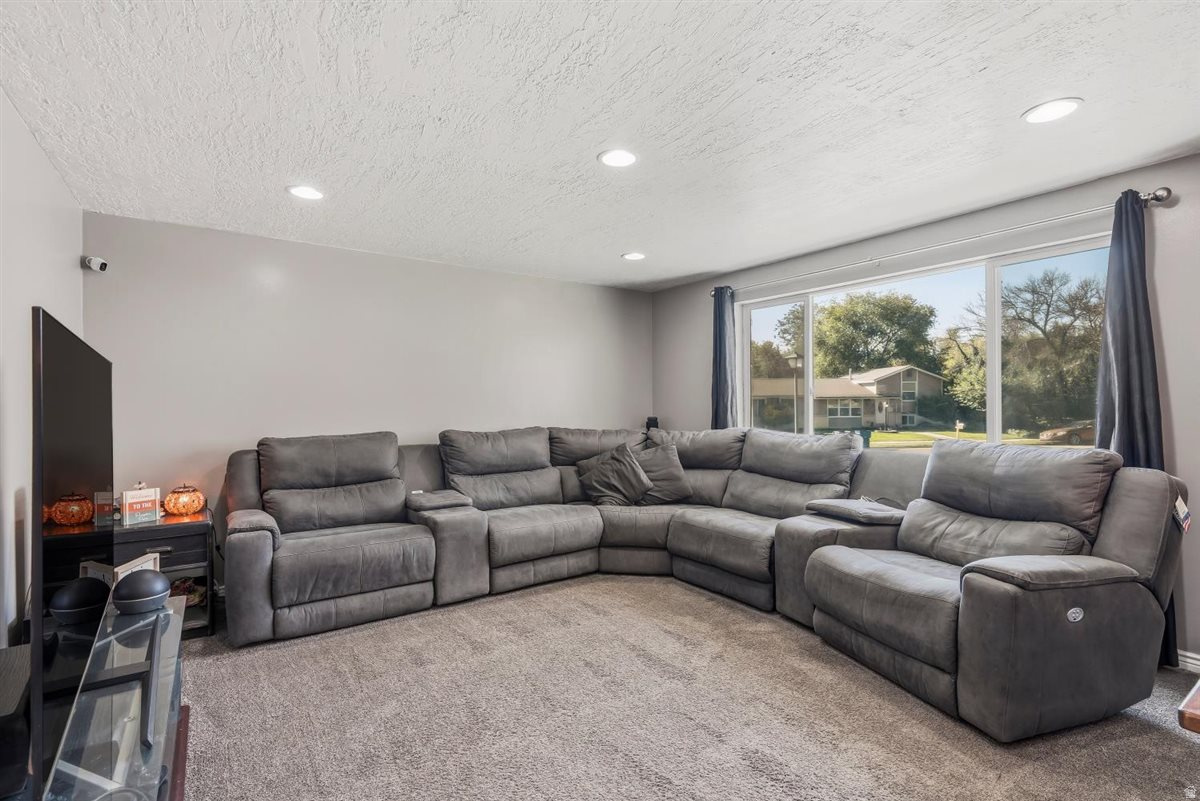 5809 S HAZELHURST DR