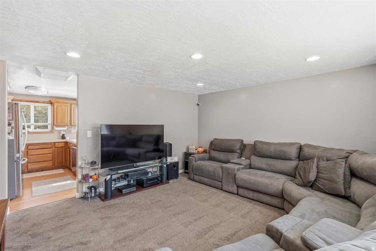 5809 S HAZELHURST DR