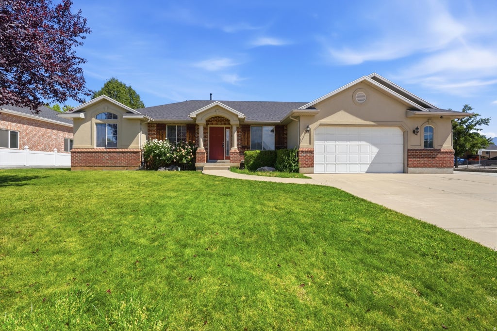 Photo of 546 W 2525 S, Syracuse, UT 84075 (MLS # 2170636)