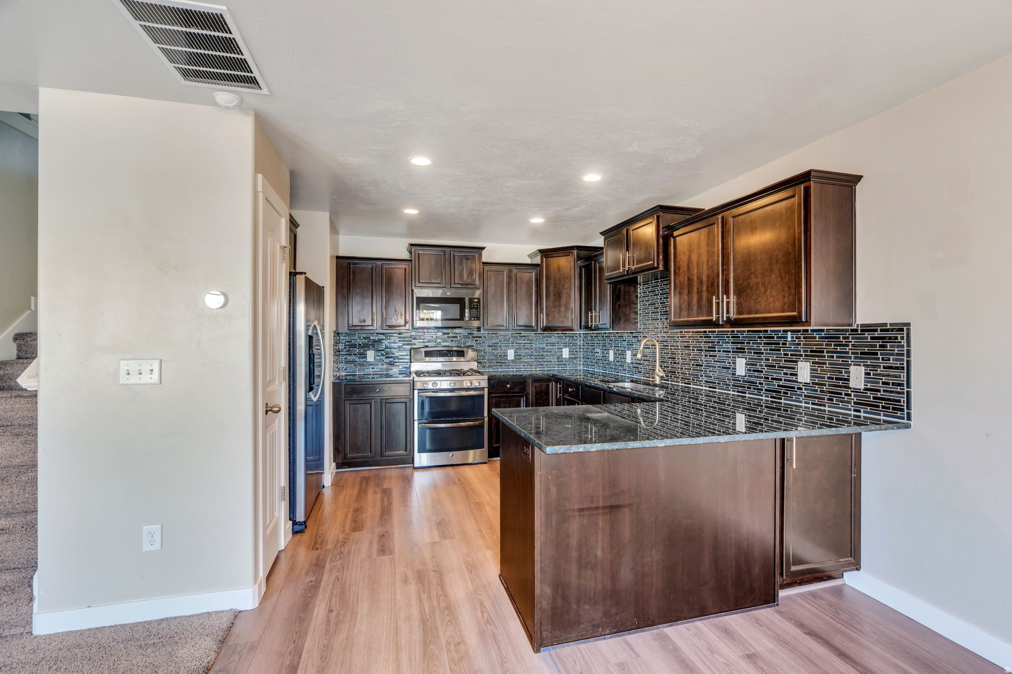 DRAPER HILLSIDE HOME - Residential