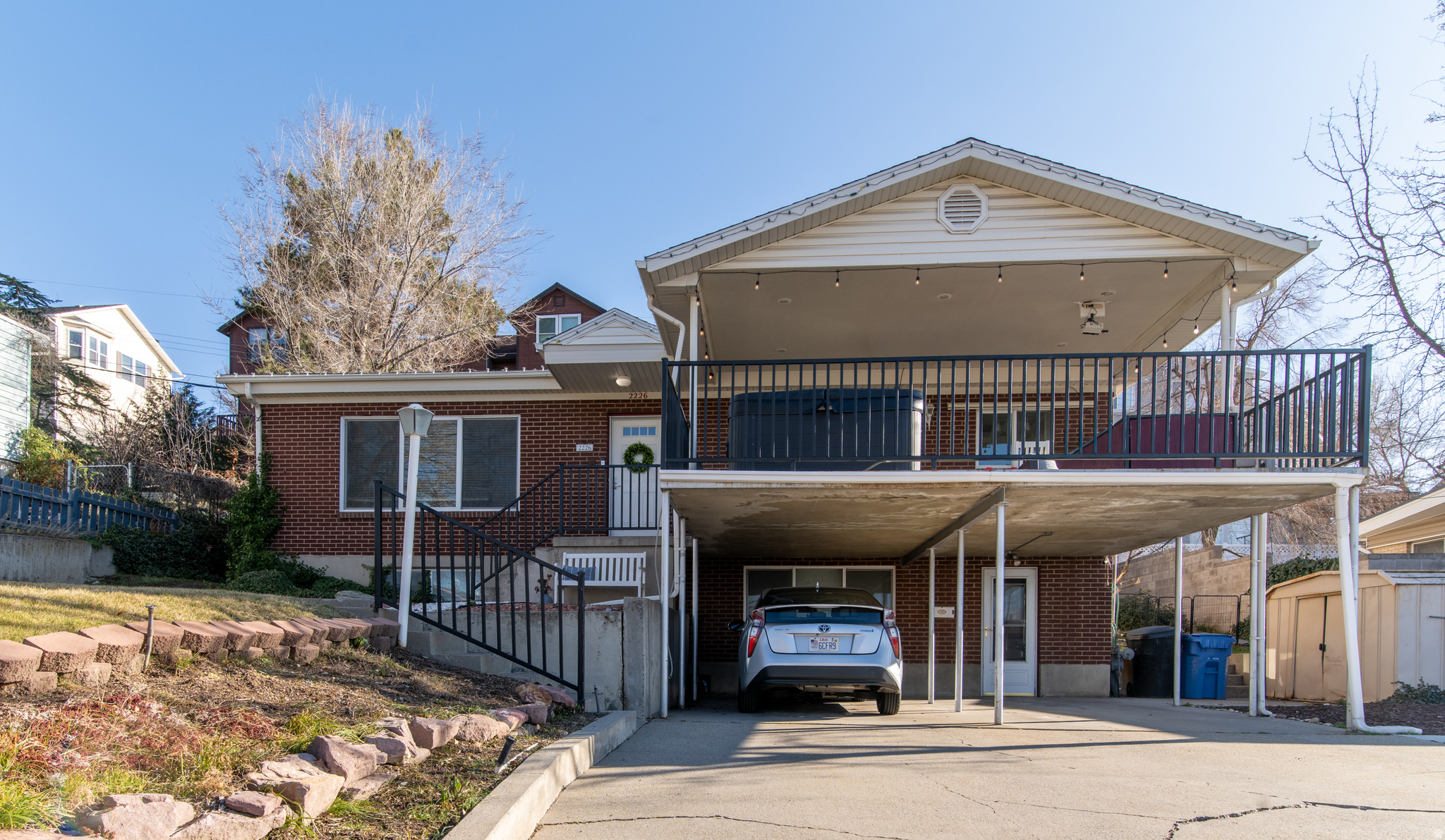 Main image without alt text