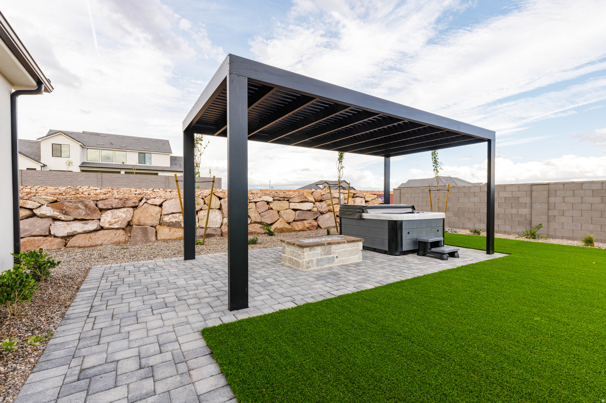 TONAQUINT RIDGE - Residential