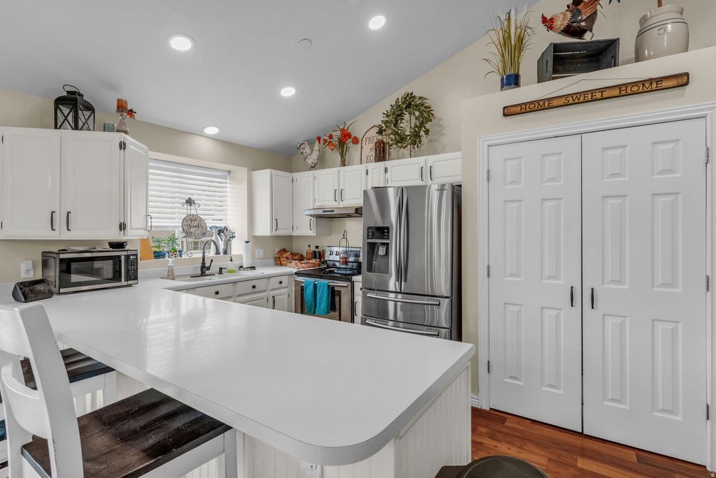 Photo of 8686 S COVEWOOD PL, West Jordan, UT 84088 (MLS # 2121602)